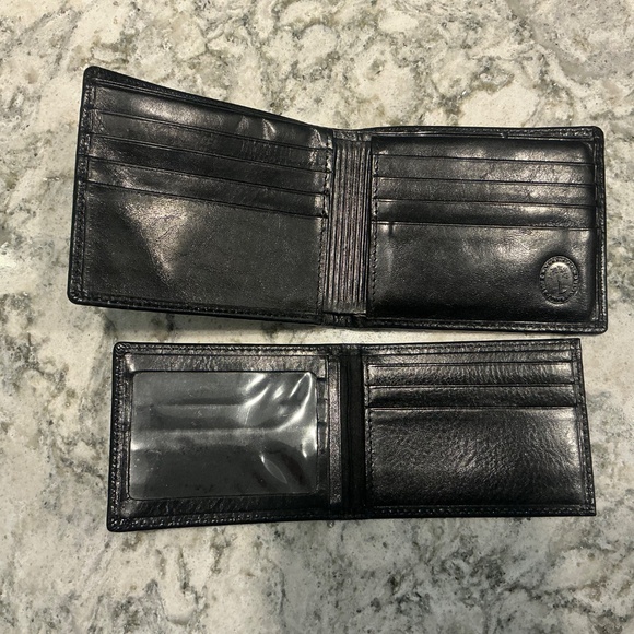 Black Levenger leather wallet with removable ID & card insert - Picture 2 of 10